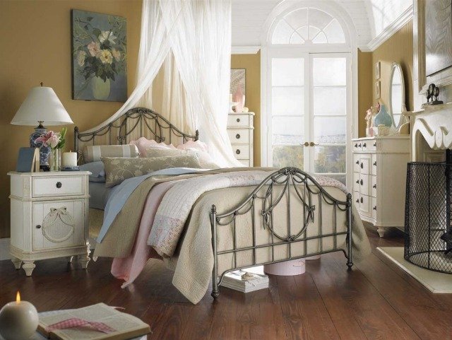 sovrum-shabby-chic-säng-metallram-trägolv
