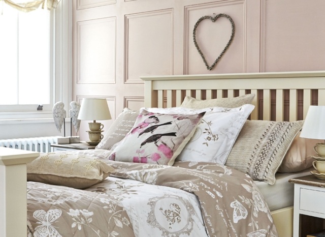 sovrum-shabby-chic-beige-vit-rosa-sängkläder