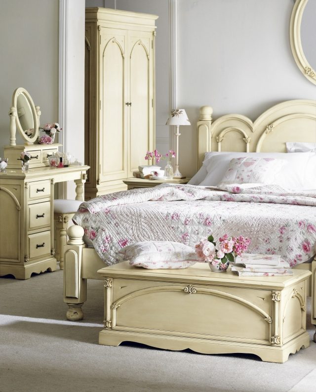 sovrum-shabby-chic-beige-målade-vintage-trämöbler-ros-mönster