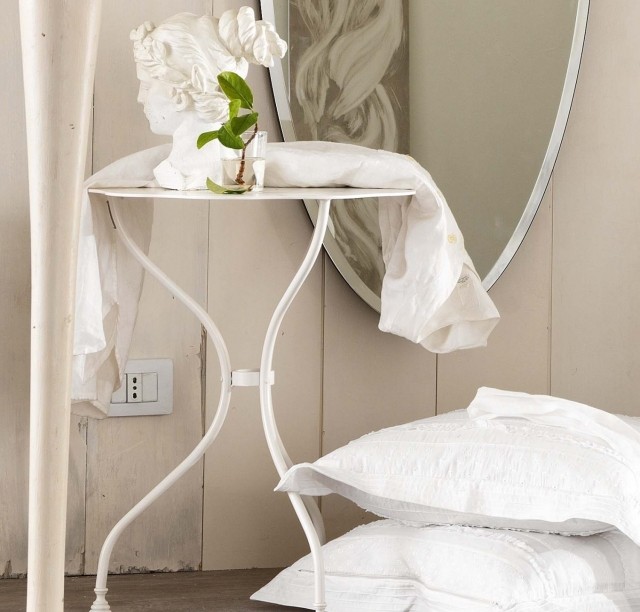 sovrum-möbler-shabby-chic-look-sidobord-vit