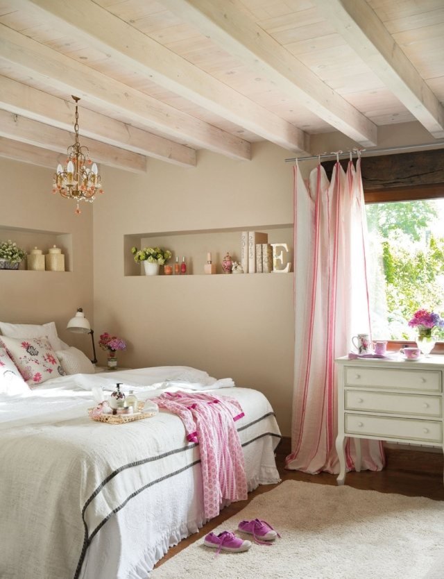 Sovrumsidéer design-shabby-chic-ljuskrona-väggnischer-rosa-accenter