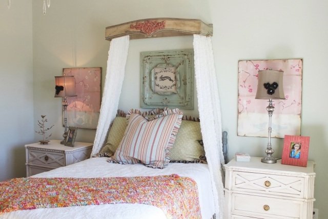 sovrum-design-shabby-chic-baldakin-säng-imitation