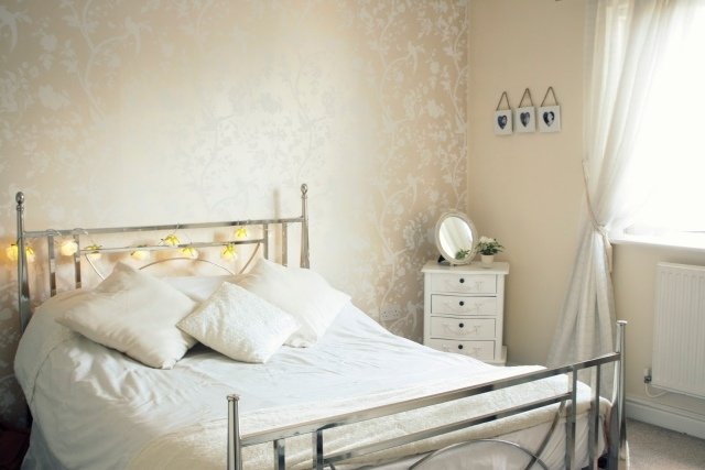 sovrum-design-shabby-chic-sängram-metall-tapeter-ros-mönster-vit-grädde