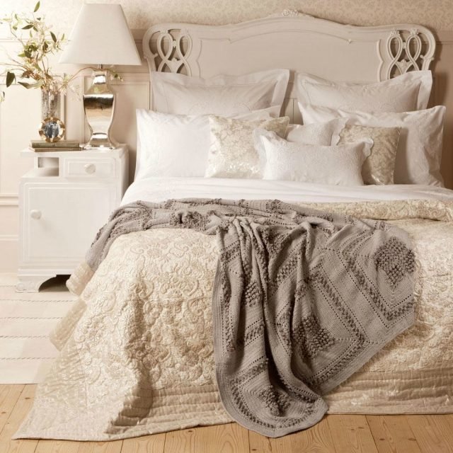 sovrum-design-romantisk-shabby-chic-stil-vit-grädde