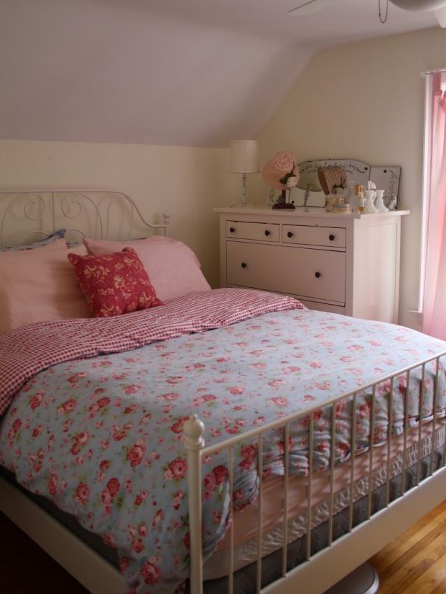 sovrum-loft-design-shabby-chic-säng-metallram