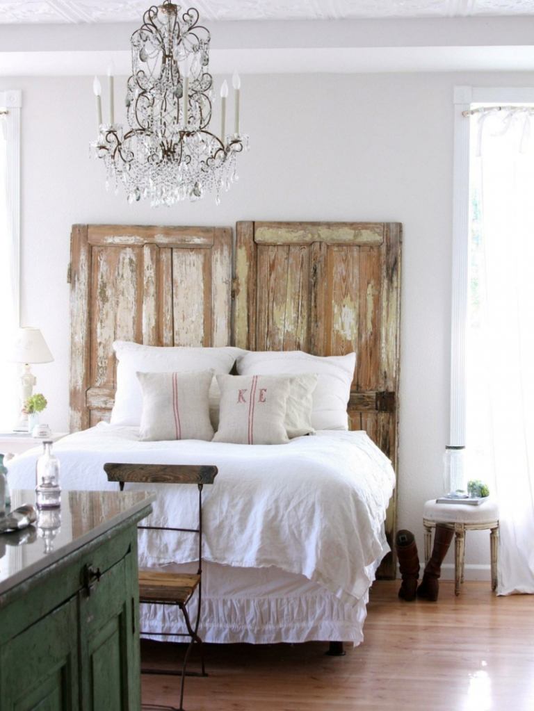 sovrum idéer diy sänggavel dörrar shabby stil ljuskrona