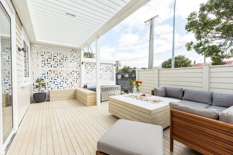 terrass-idéer-lyx-villa-vit-trä-terrass takläggning-modern
