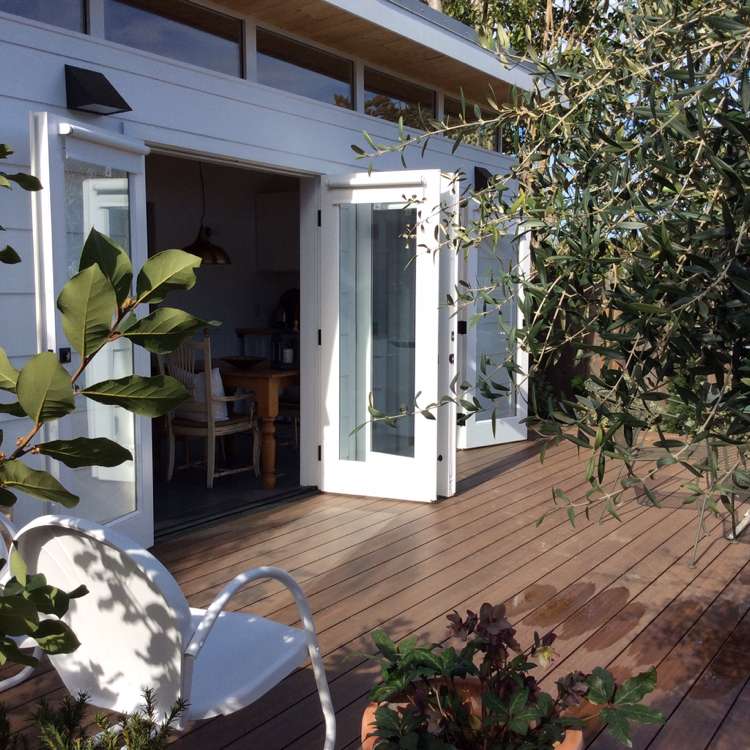 terrass-idéer-lyx-villa-olivträd-trädäck