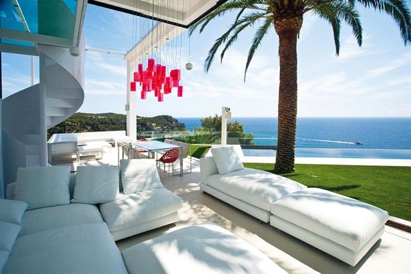 täckt terrass glas vit lounge möbler matplats
