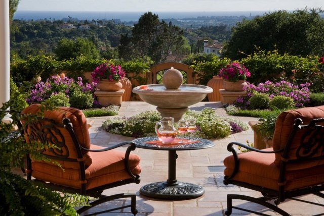 terrassidéer Toscana stil stil fontän sten runda möbler blommor