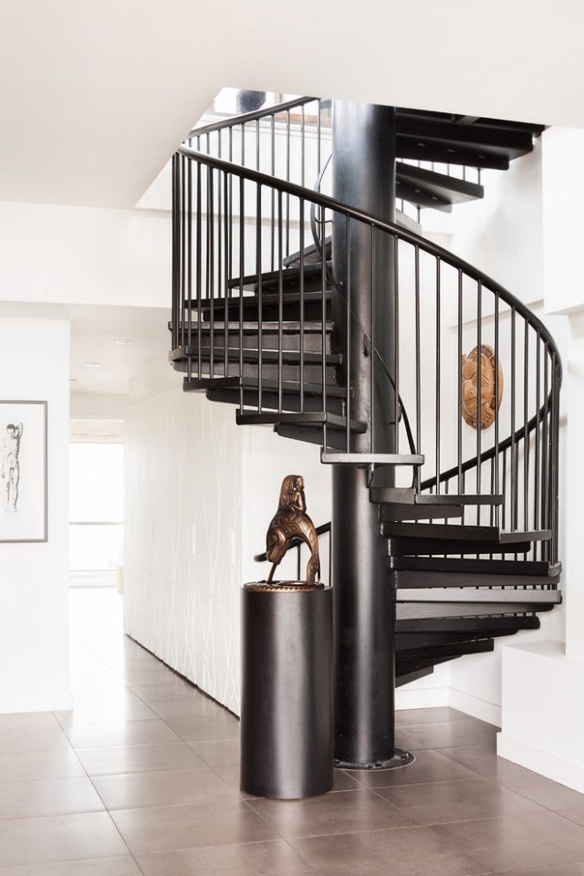 Spiraltrappa-design-metall-svart-loft-lägenhet