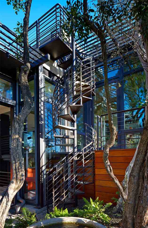 spiraltrappa-utanför-trappa-metall-modernt hus