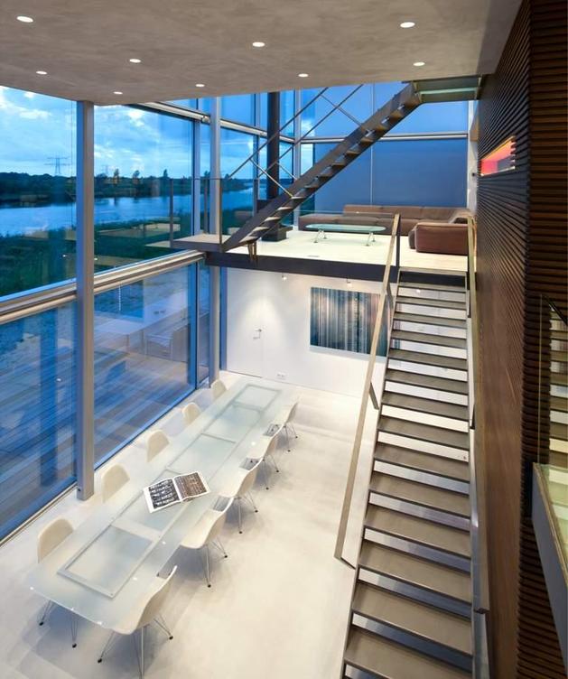 hus-glas-front-stål-trappor-öppet utrymme design