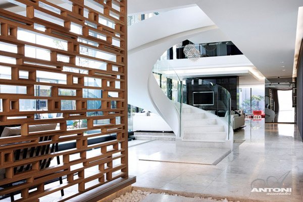 spiraltrappa-vitt-glas-räcke-modernt hus