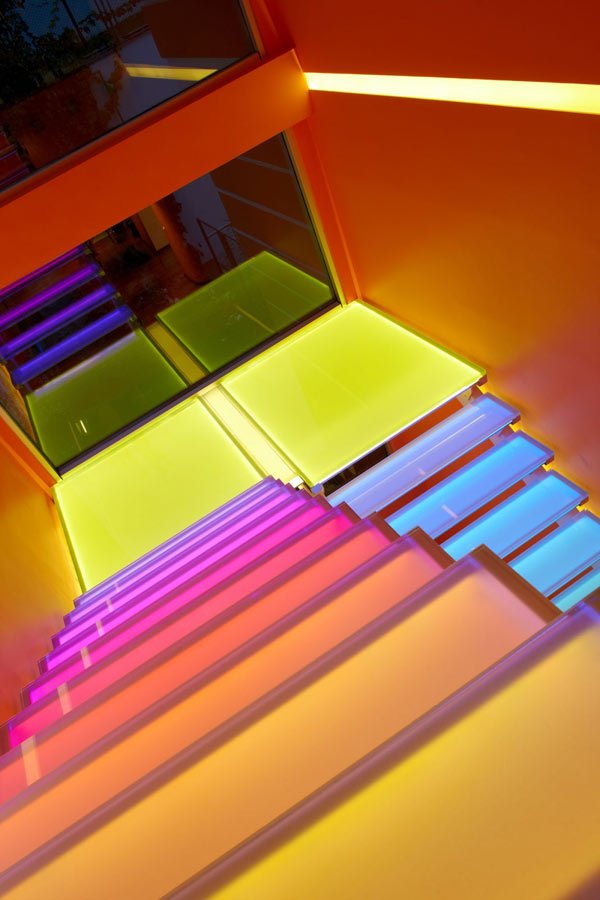 färgglada-glödande-steg-moderna-trappa-mönster