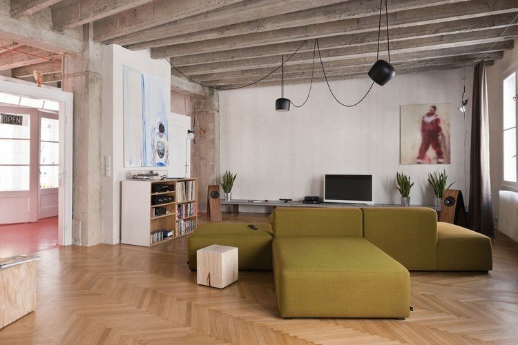 vardagsrum-idéer-parkett-golv-greener-modul-soffa-betong-tak