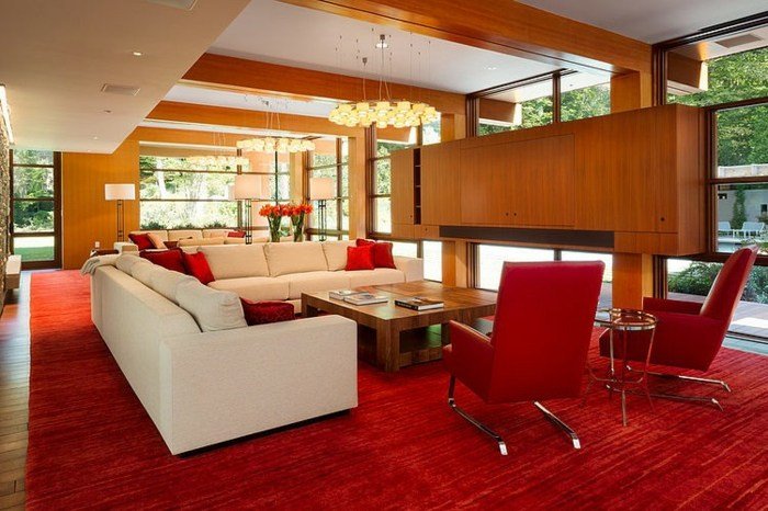 Hänglampa-vintage-look-röd-mattan-med-stoppade-möbler-trä skåp