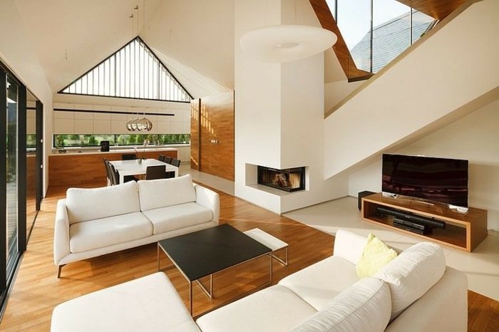 symmetriska-väggar-och-fönster-triangel-trägolv-vita-möbler