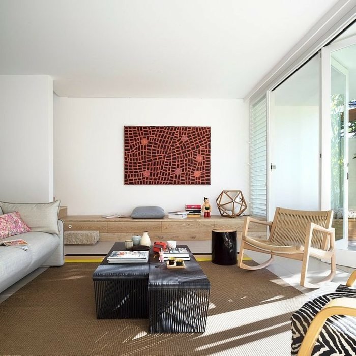 Rotting-möbler-med-trä-vita-väggar-brun-matta