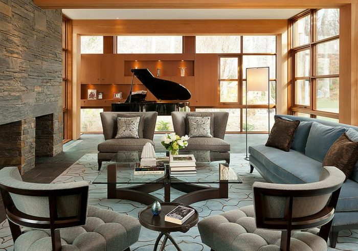 Flygel-vägg-gjord av natursten-quiltade-stolar-soffa