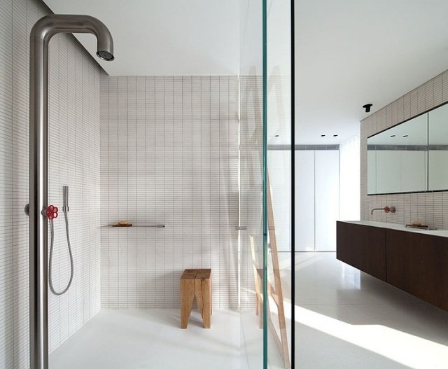 designer-badrum-inredning-vägg-kakel-små-format-vit-duschkabin
