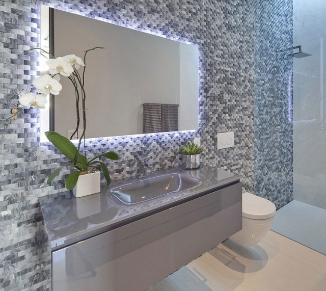 monokrom-mosaik-kakel-badrum-design-idéer-spegel-ram-integrerat-ljus