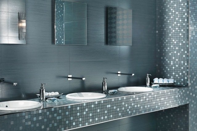 Mosaik badrumsplattor idéer lysande optik intensiva färger rostfritt stål beslag