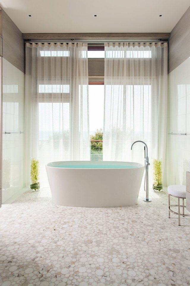 modernt-badrum-golv-små-kakel-oval-mosaik
