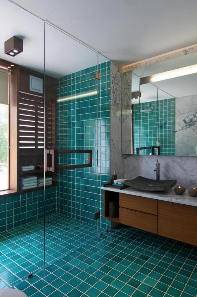 keramiska plattor-intensiva-färger-moderna-badrum-möbler-trä-tillbehör