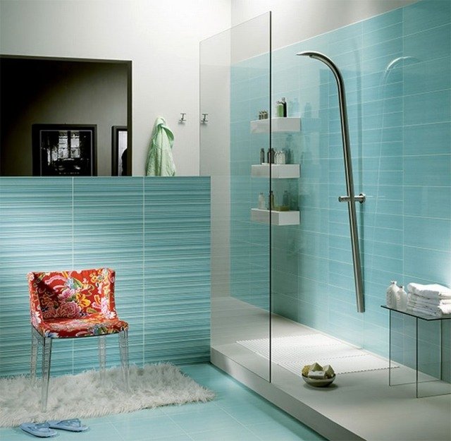 idéer-för-badrum-kakel-blå-ränder-gå-i-dusch-med-glas-partition
