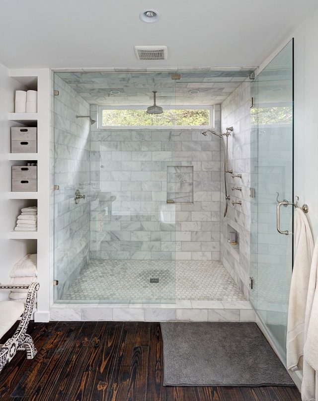 Walk-in-shower-kaklade-badrum-idéer-minimalistiska-kontraster-mix av material