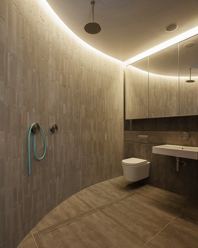ovanlig-badrum-kakel-yta-textur-snigel-dusch