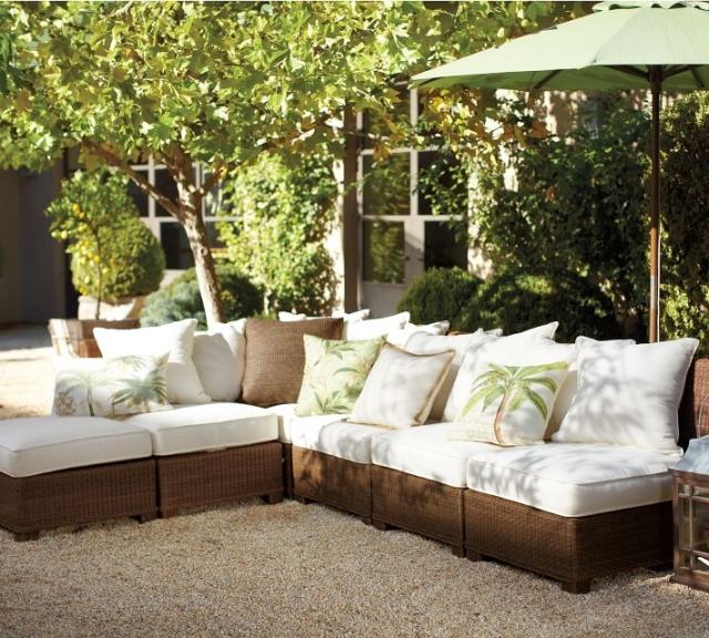 sommar trädgård terrass möbler-stoppade sittplatser-soffa kuddar-mönstrade palmer