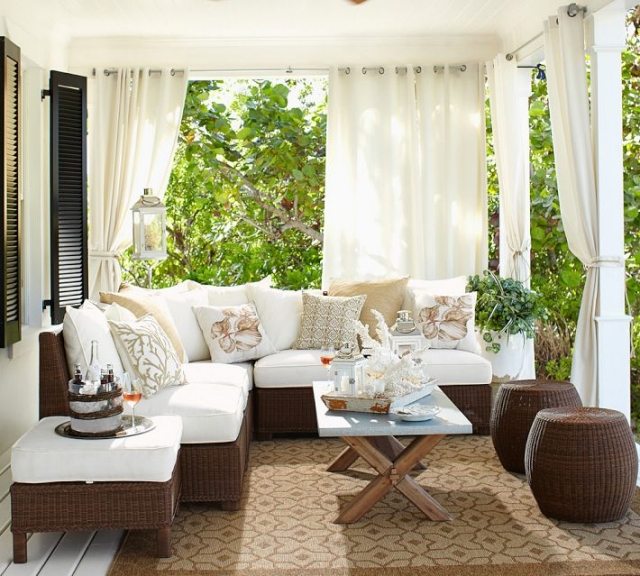terrass med sommar accenter vita gardiner polyrattan möbler grupp soffbord