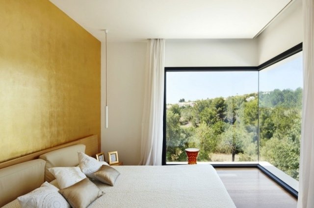 Väggdesign med färggyllengult sovrums panoramafönster