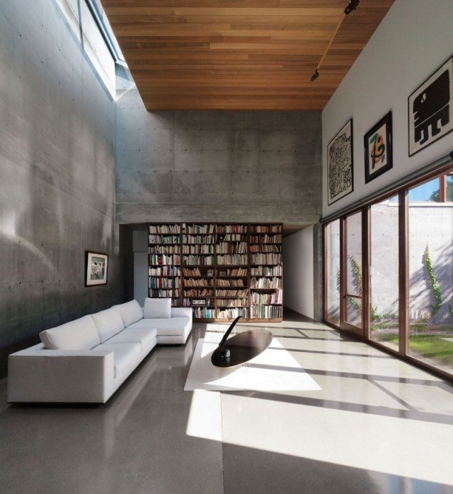Hus med betongväggar grov effekt soffa med högt i tak