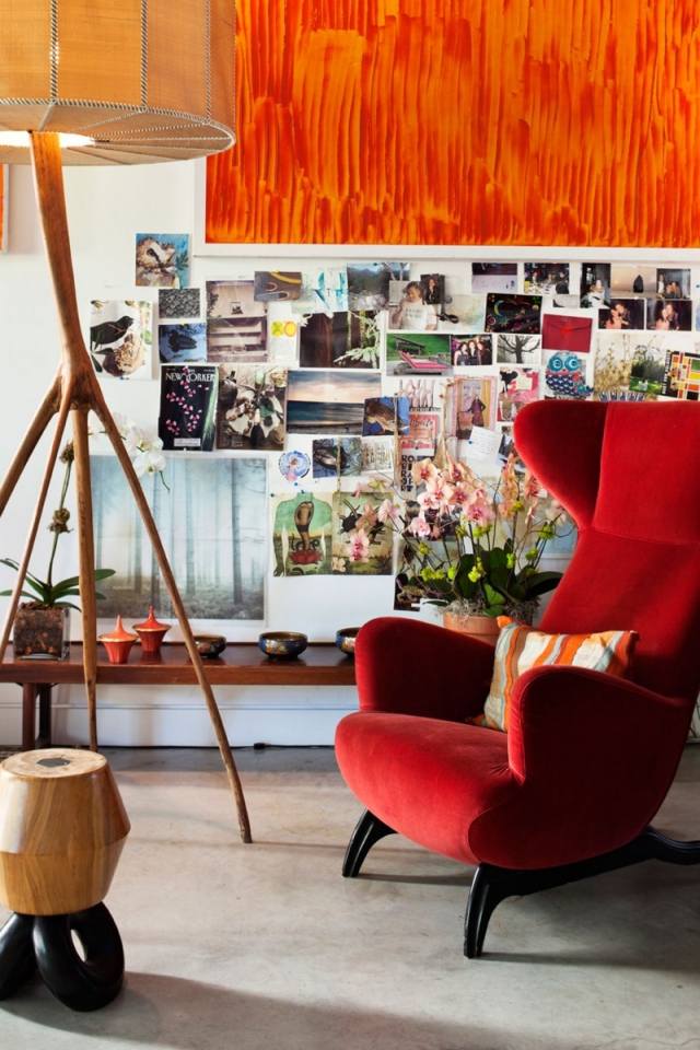 Fåtölj med fotstöd-röda väggfotografier-bifoga Atelier design