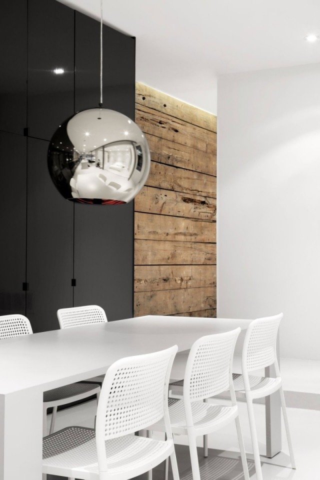 Trä-som en matsal med accent med minimalistiska designvita stolar