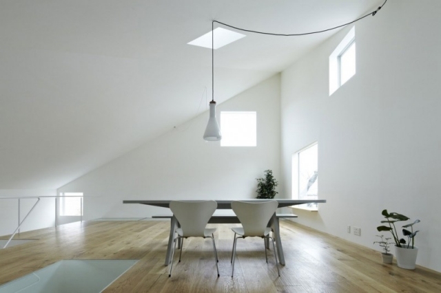 Designvardagsrum med snett tak - minimalistiska möbler
