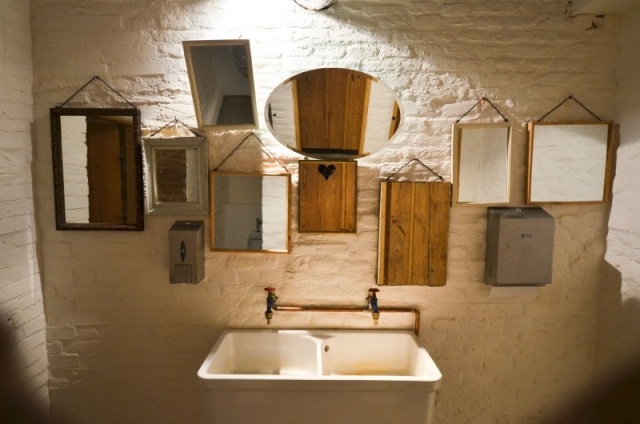 Industriellt elegant badrum anpassad väggdesign tegelväggsspegel