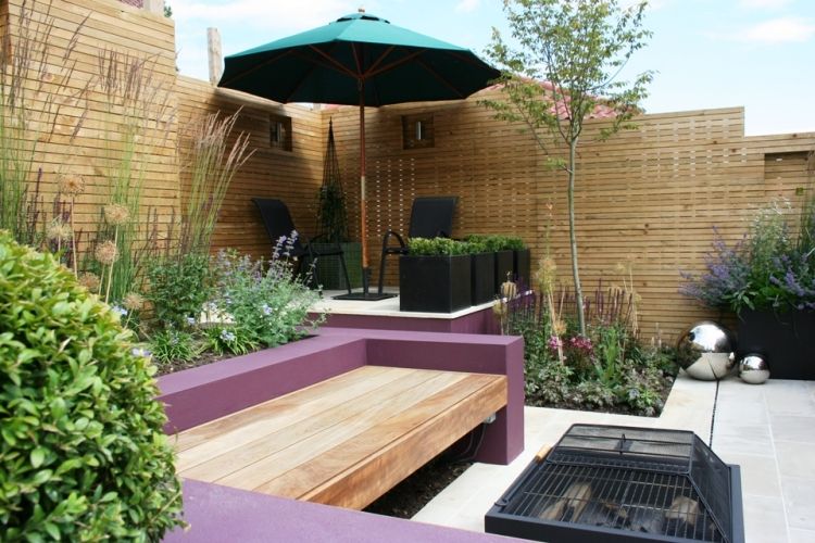 trädgård design-terrass-hög-trä-integritet-staket-lila-målade-vägg