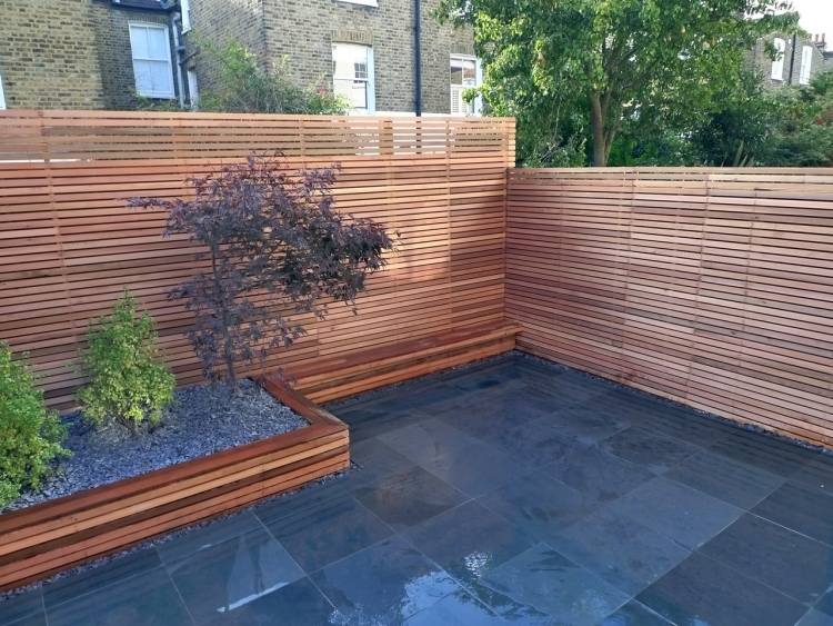 trädgård-idéer-design-trä-integritet staket-skiffer-golvpaneler