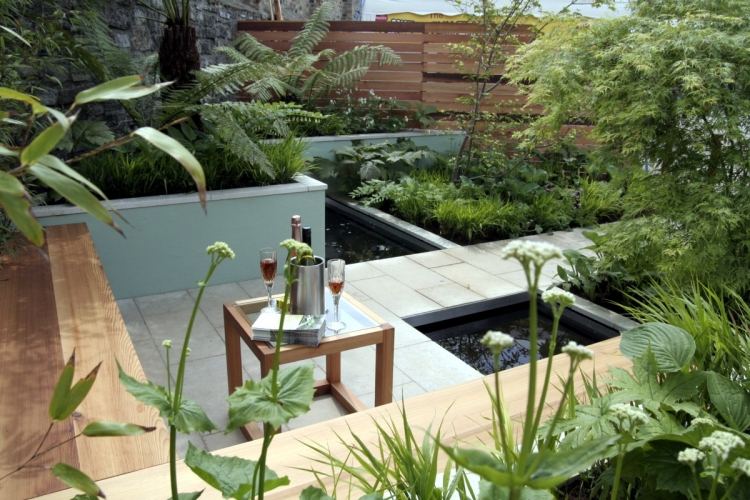 trädgård-idéer-design-välskärmad-terrass-med-växter-trä-staket