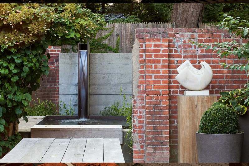 Trädgårdsidéer-vattenfunktioner-staty-tegelvägg-trädgårdsväg