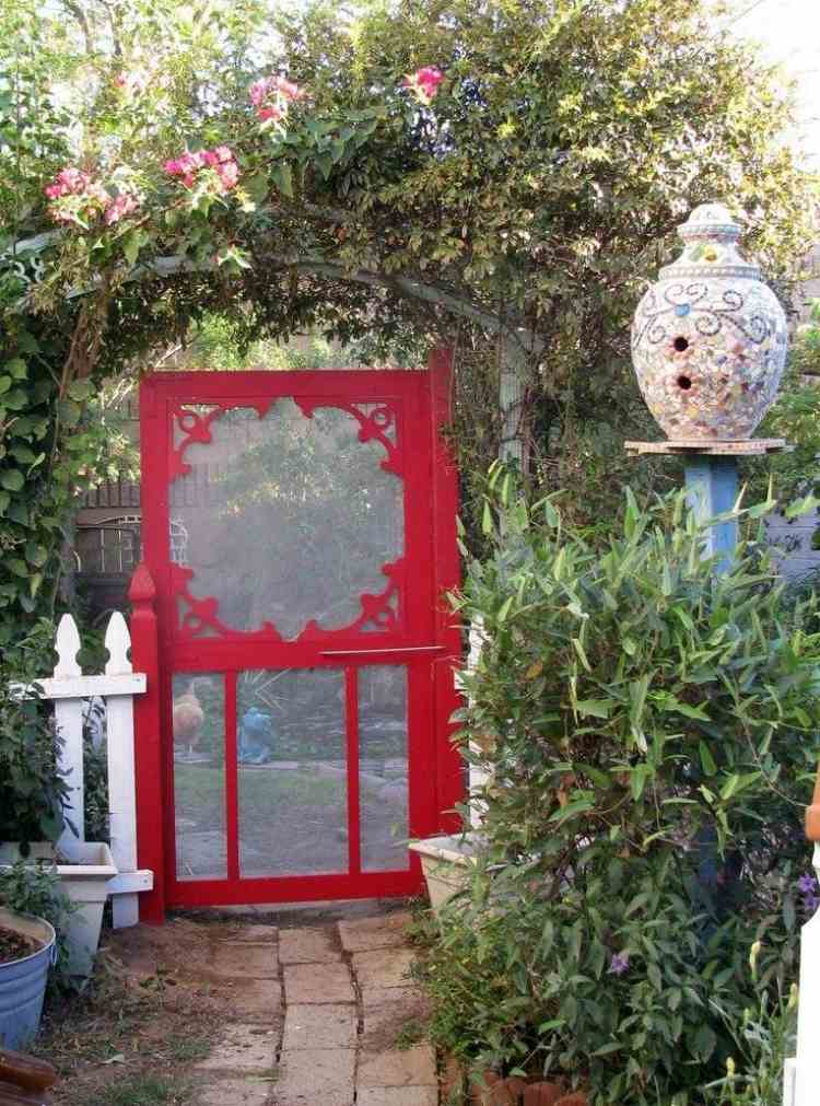 trädgård-dörr-målade-röda-båg-klättring-rosor