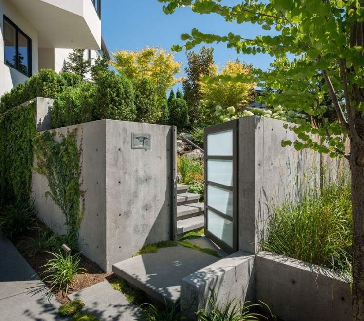 betong-trädgård-vägg-trädgård-dörr-aluminium-matt-glas