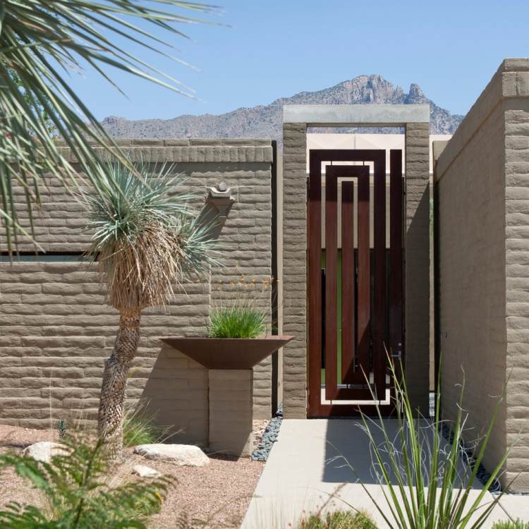 trädgård-dörr-corten-stål-geometriska-linjer-dekorativa