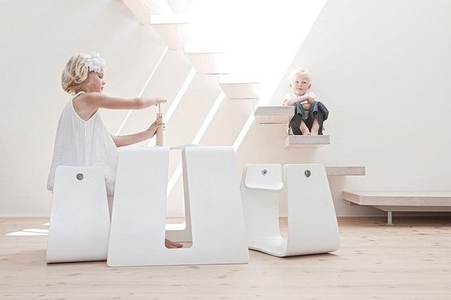 barnlek bord-stolar-vit-modern-design-Leander