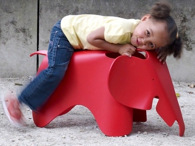barnrum-möbler-leksaker-Eames-elefant-röd-Vitra