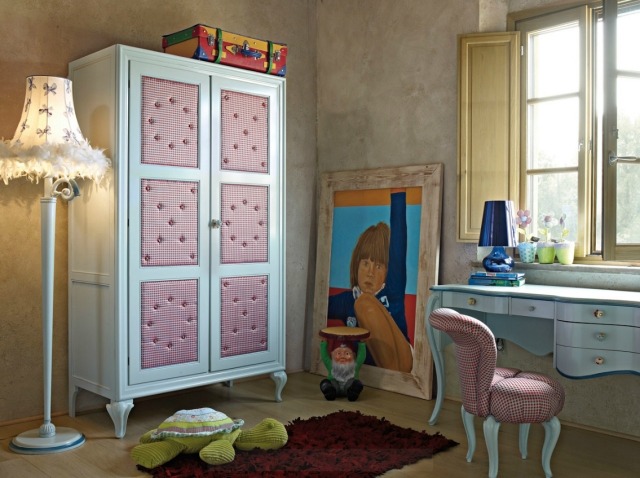 barnrum-möbler-garderob-tvåvingar-vitt-trä-klädselelement